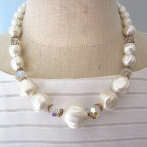 Costume jewelry pearl necklace